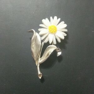 Vintage 1960's Sarah Coventry Gold Tone Daisy Light & Bright Brooch Pin